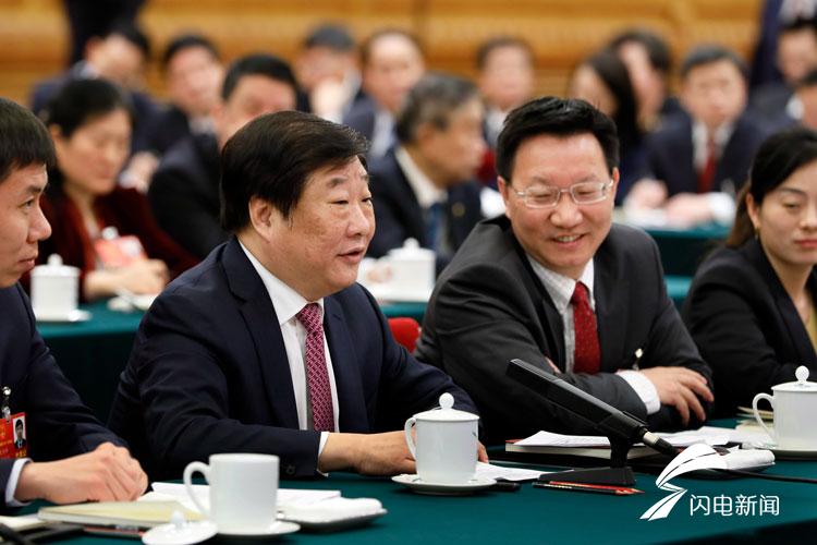 2018年3月8日，全国两会期间，谭旭光向习总书记汇报潍柴发展成果。总书记指示：潍柴十年发展，交出了一份亮丽的成绩单，沉甸甸的！.jpg